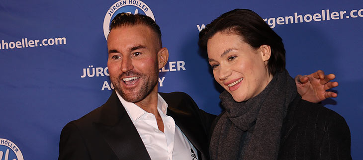 Philipp Plein, Gloria Sophie Burkandt (Tochter von MP Söder) bei den Power-Days in der Olympiahalle in München am 4.12.2022 (©Foto: Martin Schmitz)